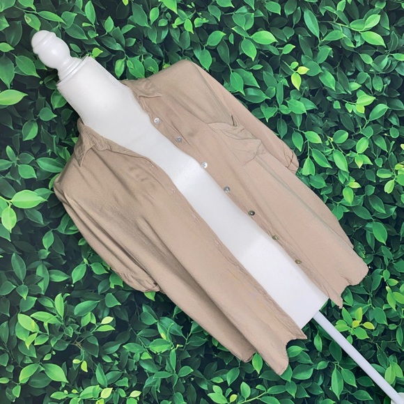 BUTTON UP COLLARED SHIRT W/ ROLLED SLEEVES & FRONT POCKET · SIZE M · F21 - Picture 2 of 6